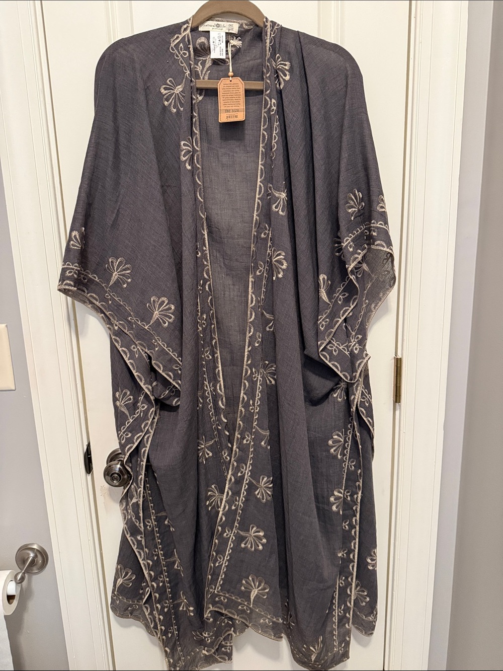 NATURAL LIFE charcoal gray embroidered kimono